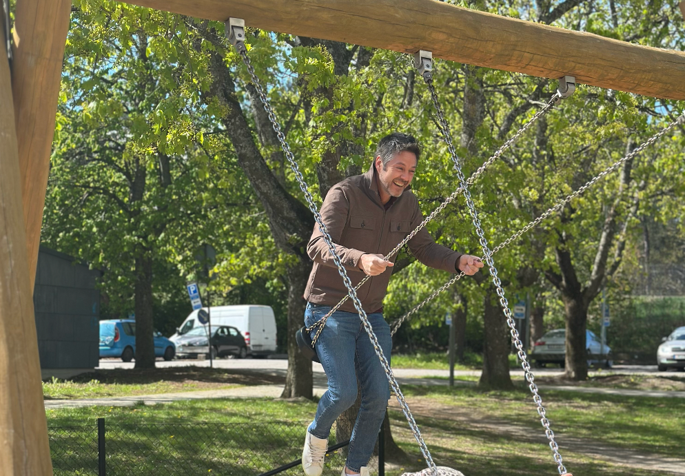 Person som gungar i en park